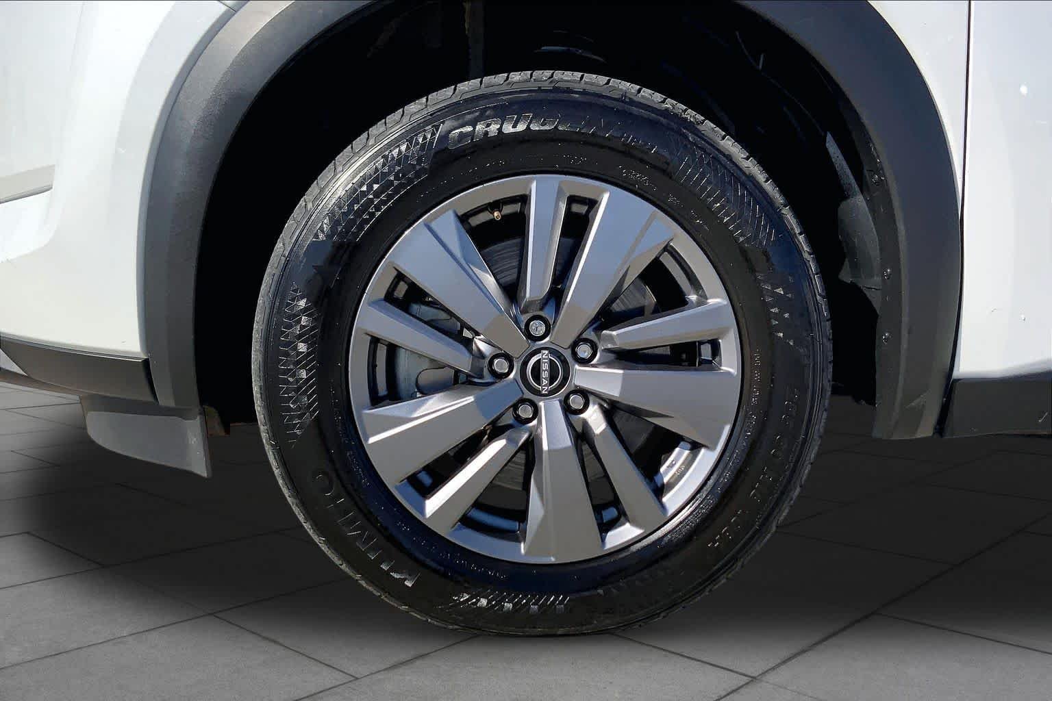 Used 2025 Everest White Pearl Tricoat Nissan SV image 11