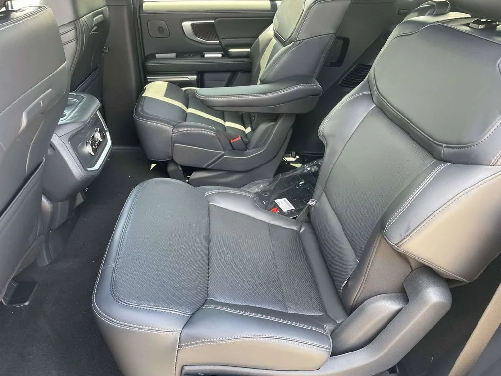 New 2027 Star White Metallic Tri-Coat Ford Platinum image 12
