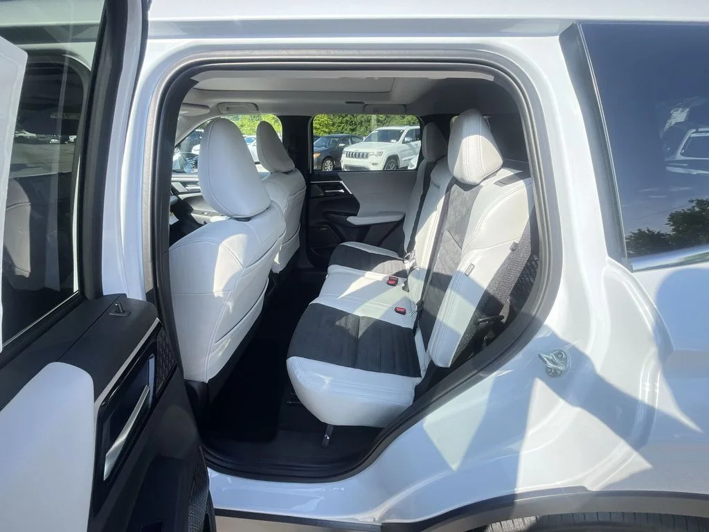 2025 Mitsubishi Outlander SE - Photo 23