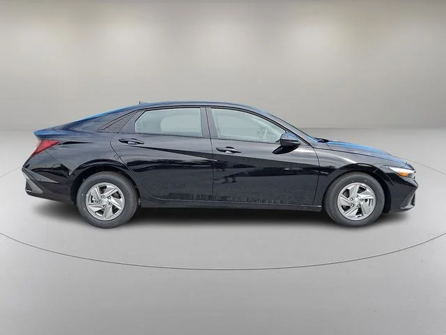 New 2026 Black Hyundai SE image 5