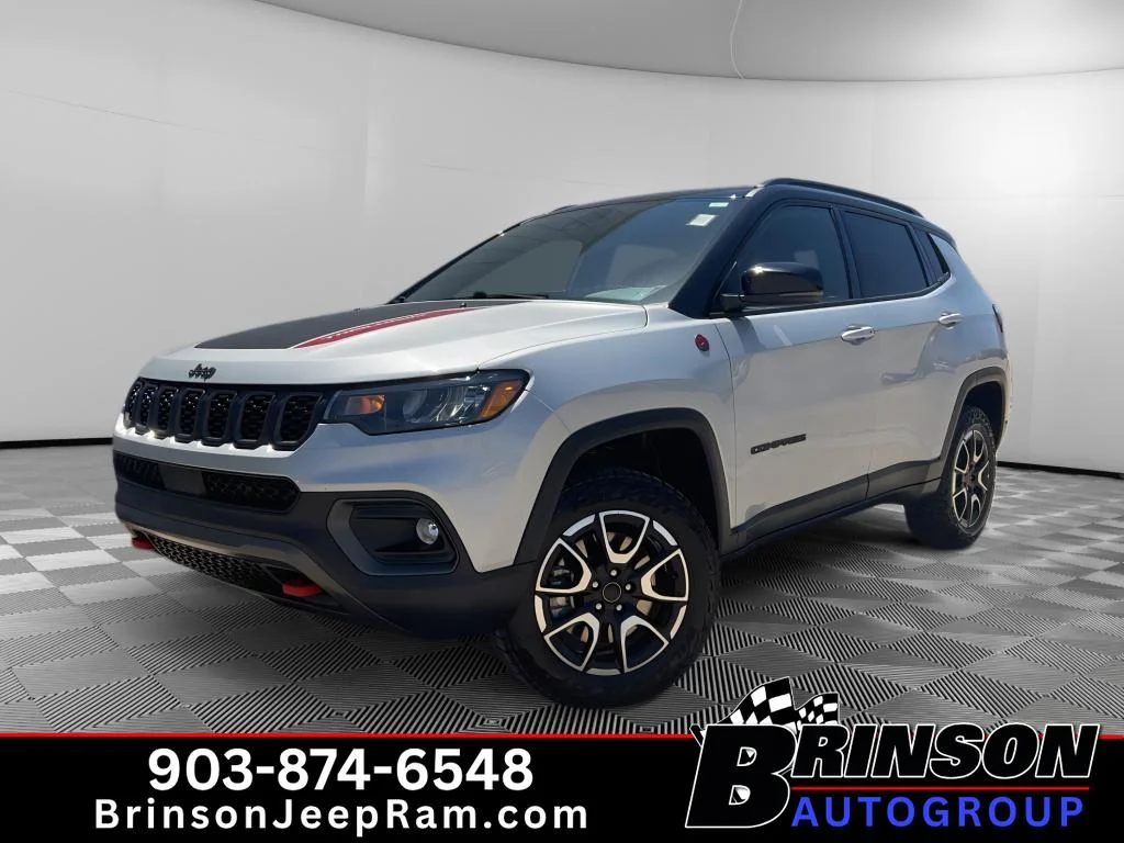Used 2025 Silver Zynith Metallic Clearcoat Jeep Trailhawk image 1