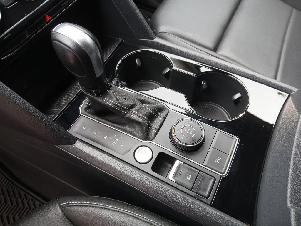 Used 2023 Black Volkswagen 3.6L V6 SE w/Technology image 23
