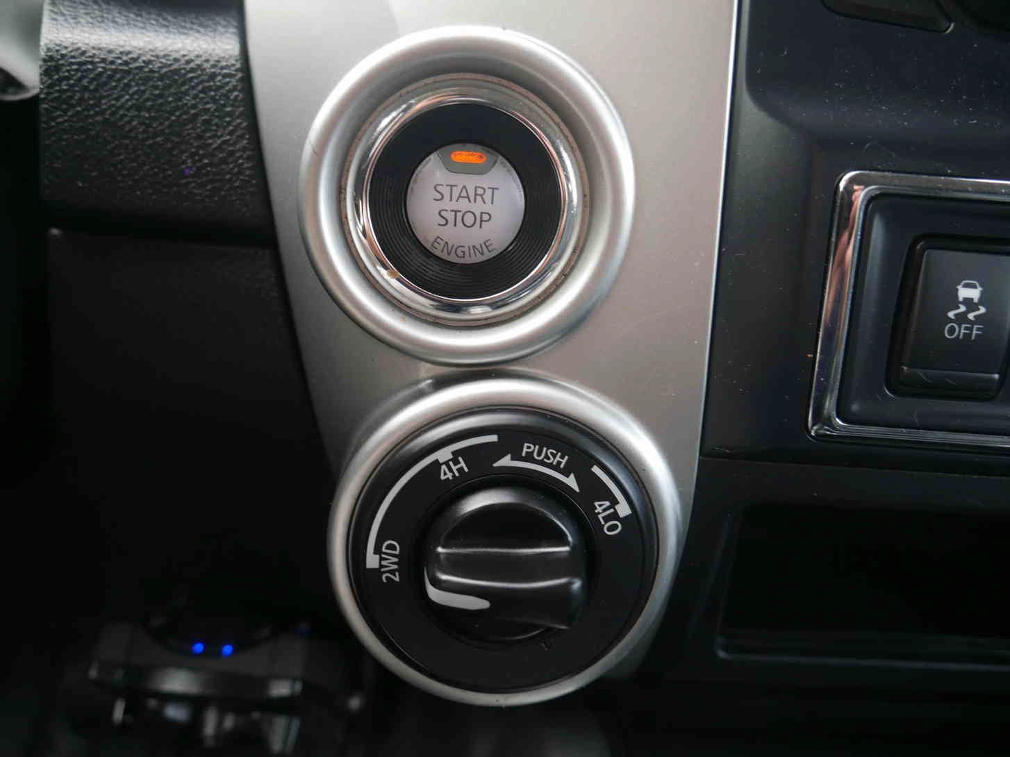 Used 2017 Silver Nissan SL image 36