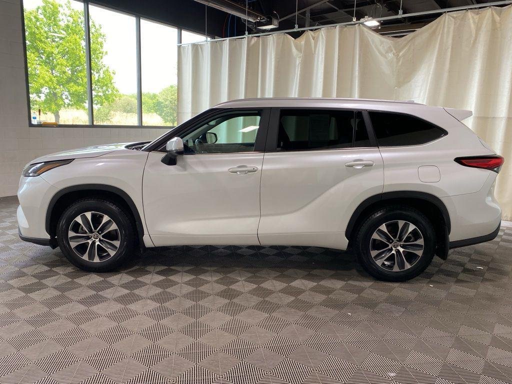 Used 2023 Pearl Toyota XLE image 9