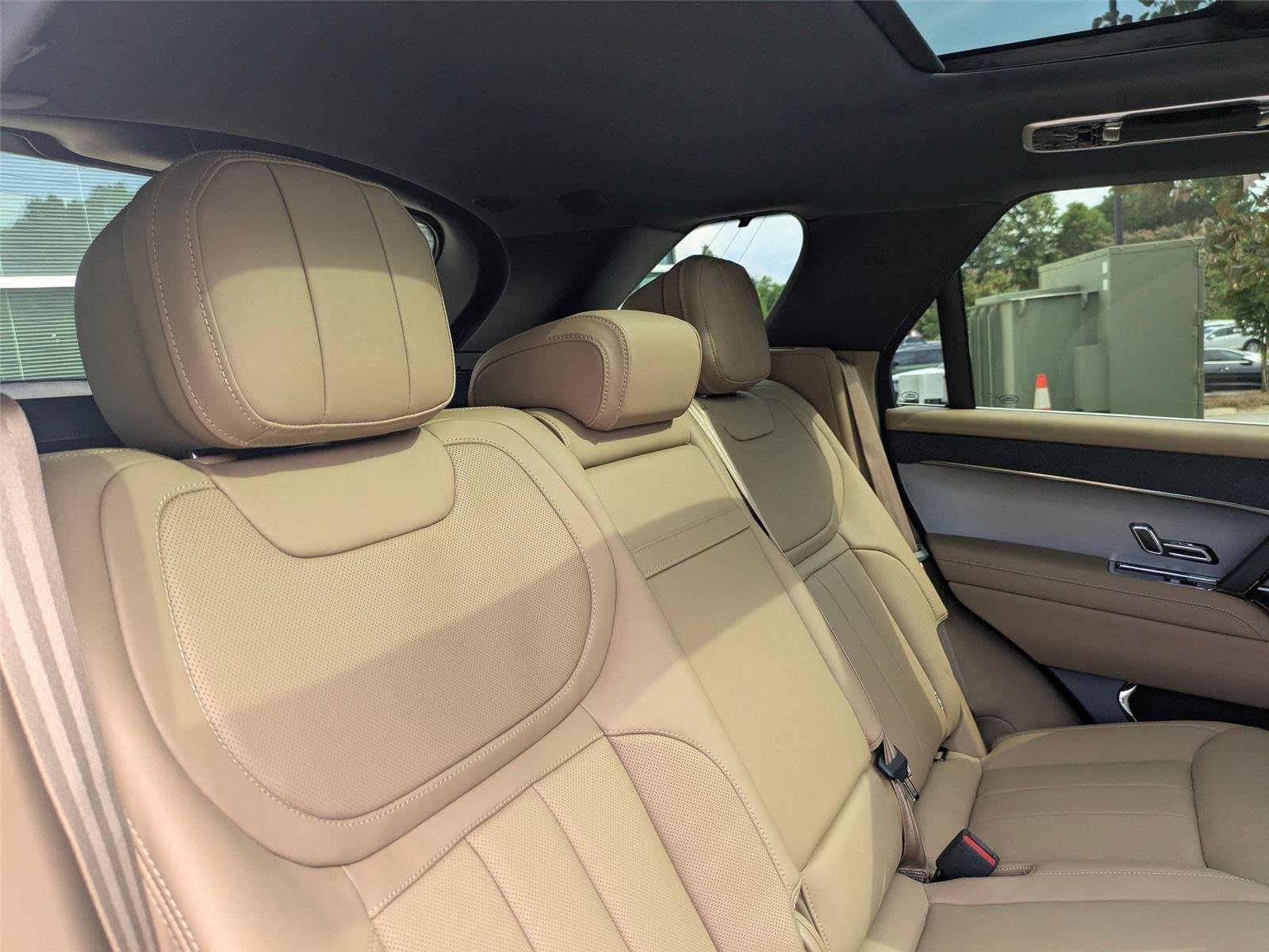 New 2026 Fuji White Land Rover SE image 31
