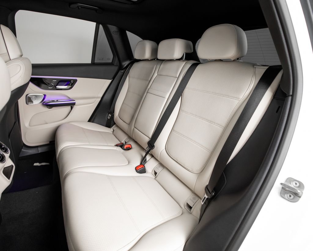New 2026 Polar White Mercedes-Benz GLC 300 image 9