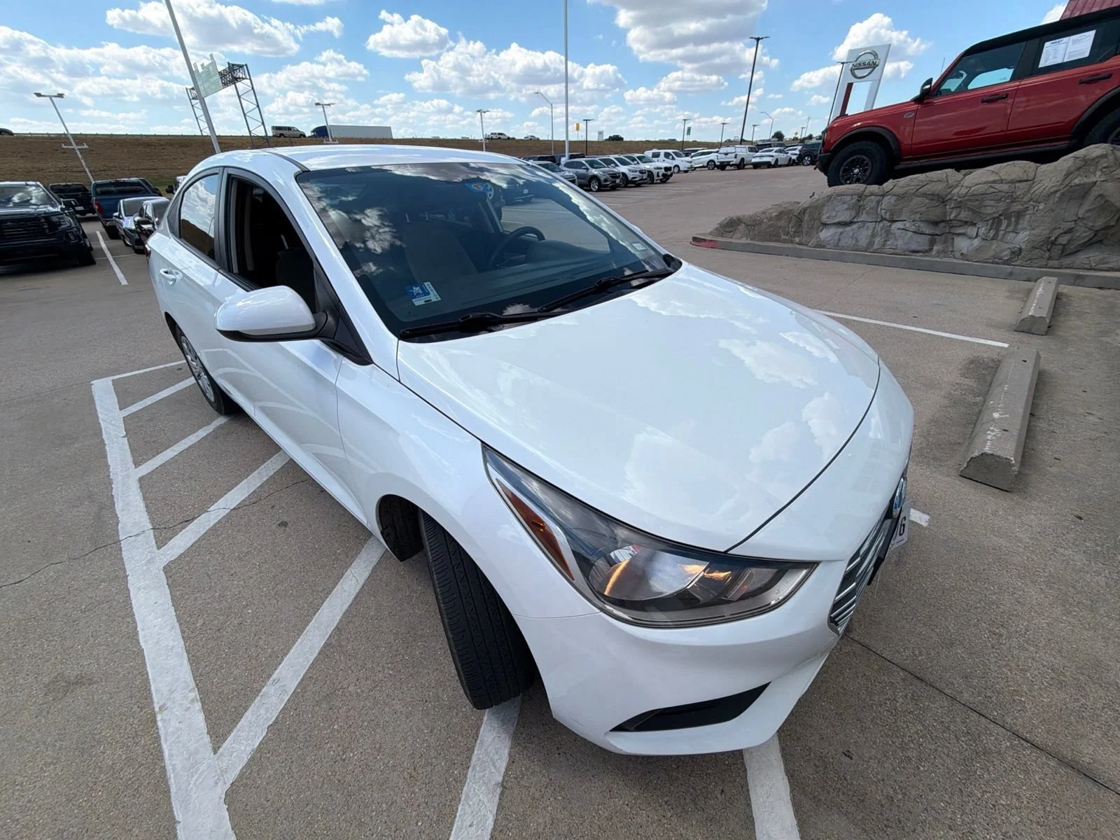 Used 2020 White Hyundai SE image 7