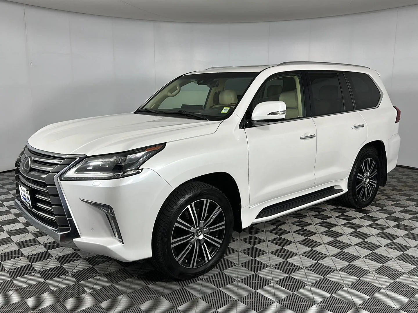 Used 2018 Eminent White Pearl Lexus LX 570 image 4