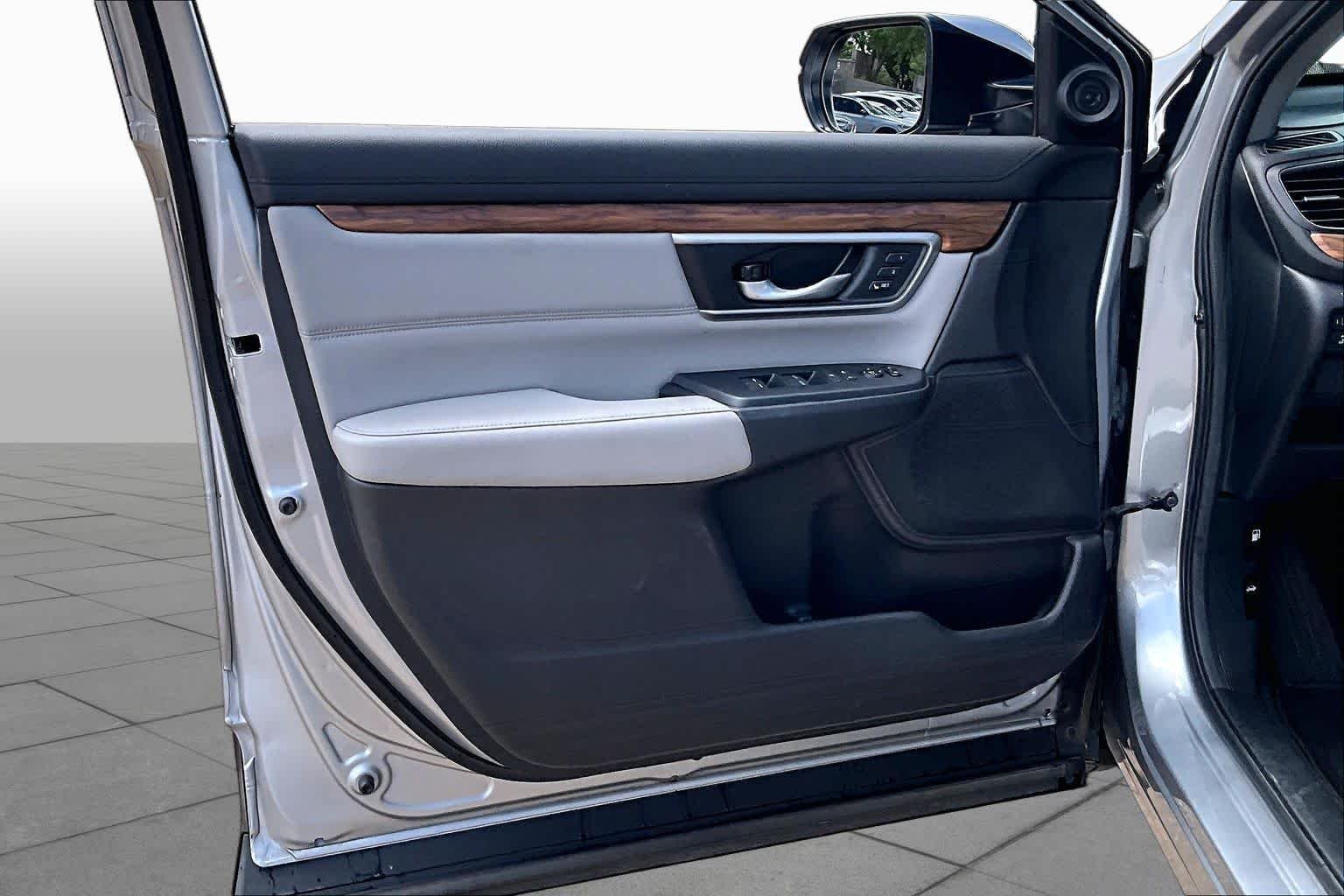 Used 2020 Lunar Silver Metallic Honda Touring image 18