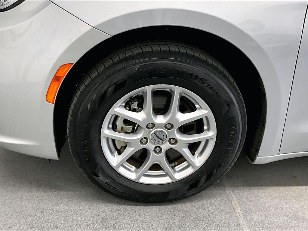 Used 2023 Silver Chrysler Touring L image 7