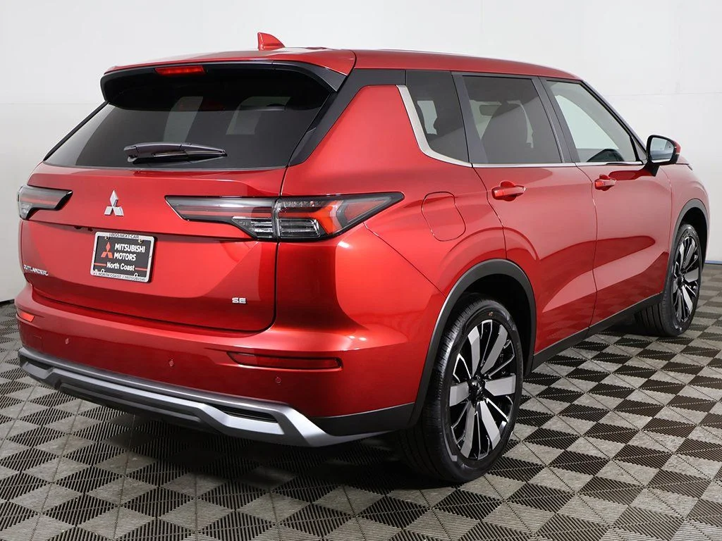 2025 Mitsubishi Outlander SE - Photo 13