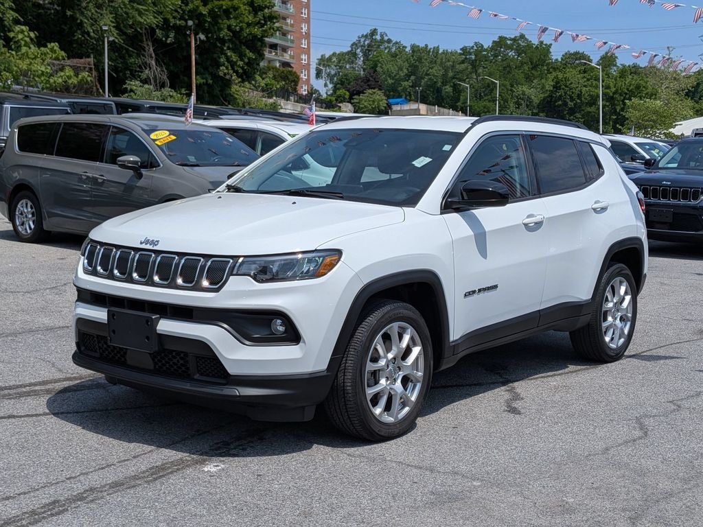 Used 2022 White Jeep Latitude Lux image 1
