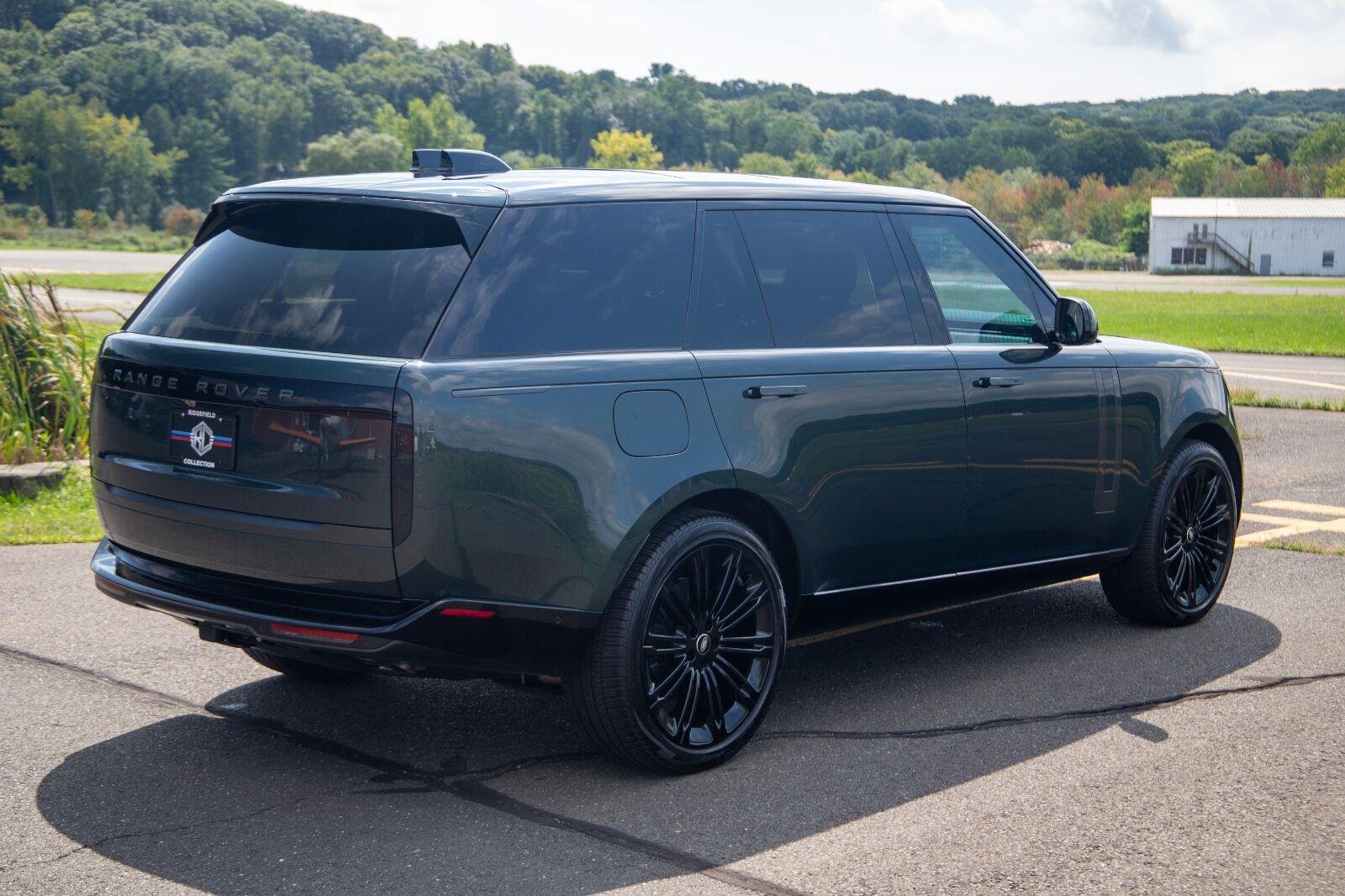 Used 2024 GREEN Land Rover SE image 15