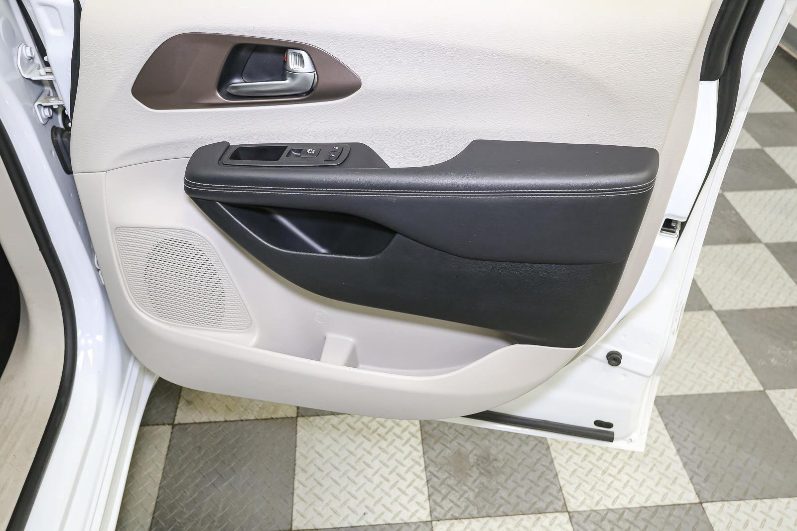 Used 2024 Bright White Clearcoat Chrysler LX image 21