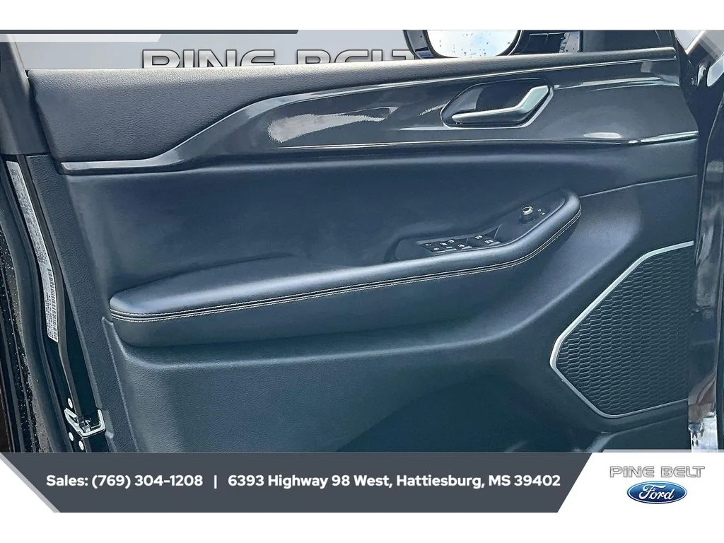 Used 2022 Diamond Black Crystal Pearlcoat Jeep Altitude image 17