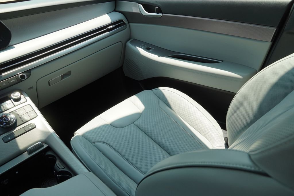 Used 2025 Silver Hyundai SEL image 16