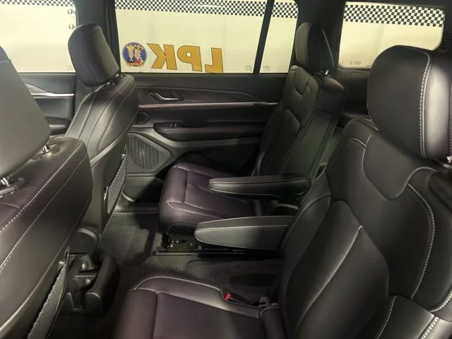 New 2026 Diamond Black Crystal Pearl-Coat Exterior Paint Jeep Limited image 35