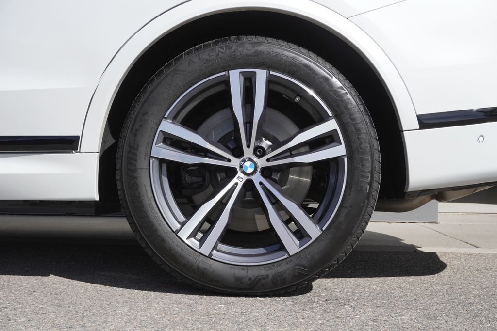 Used 2025 White BMW M60i image 38