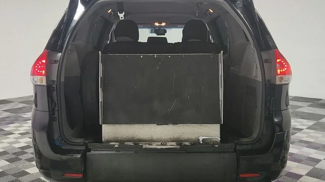 2014 Toyota Sienna L - Photo 17