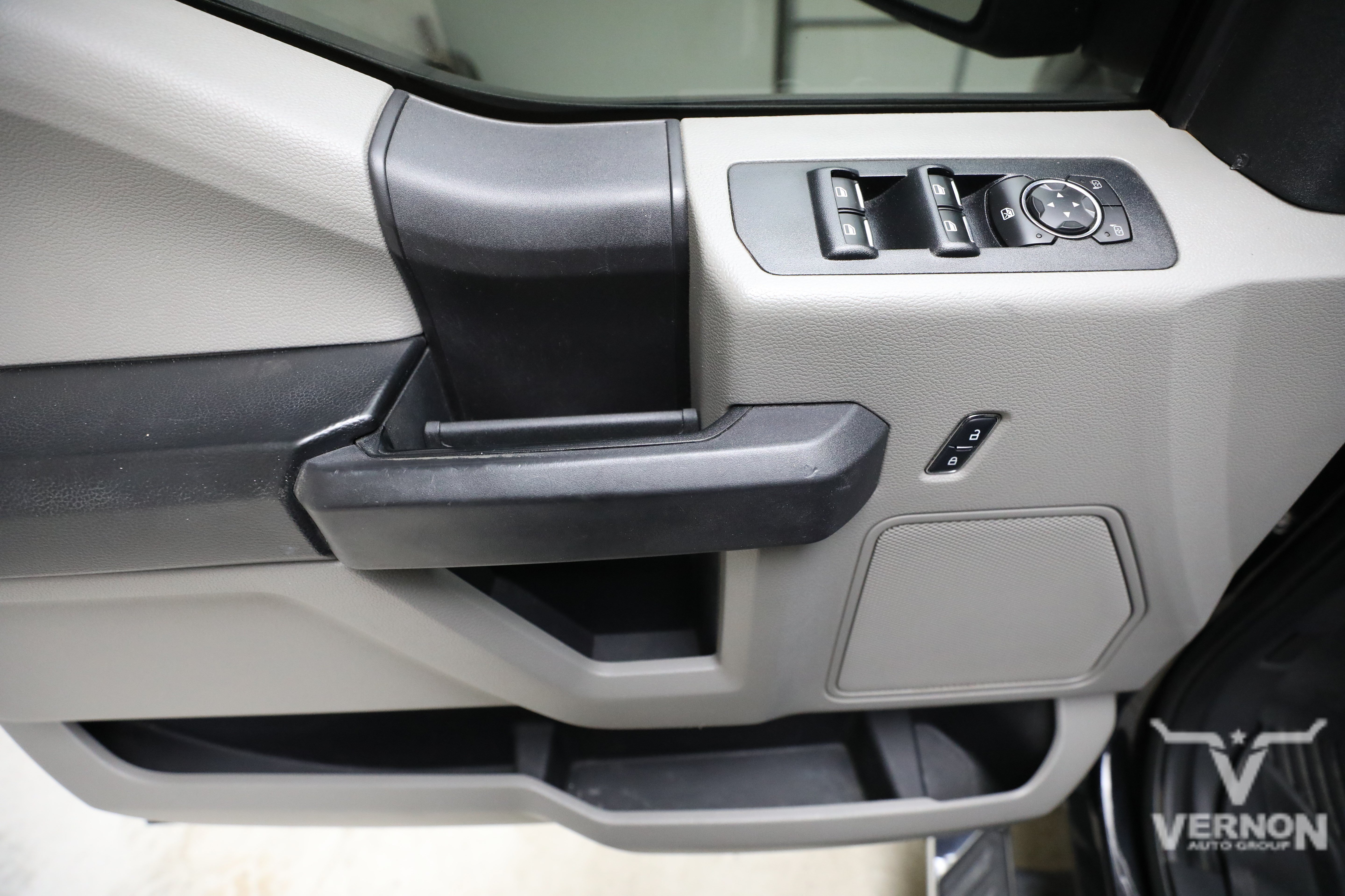 Used 2017 Shadow Black Ford Y image 18
