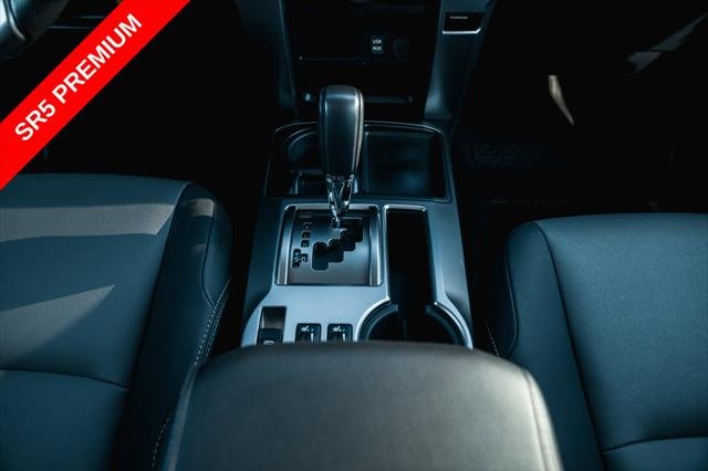 Certified Used 2019 CLASSIC SILVER MET Toyota  image 24