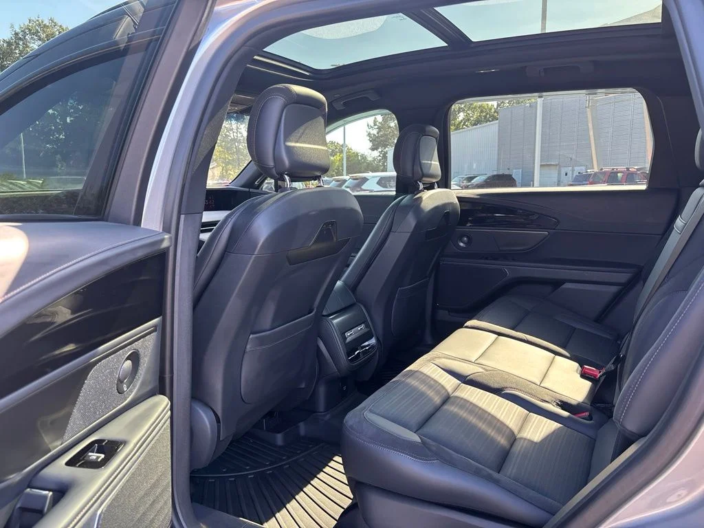 Used 2024 Silver Lincoln Reserve image 7