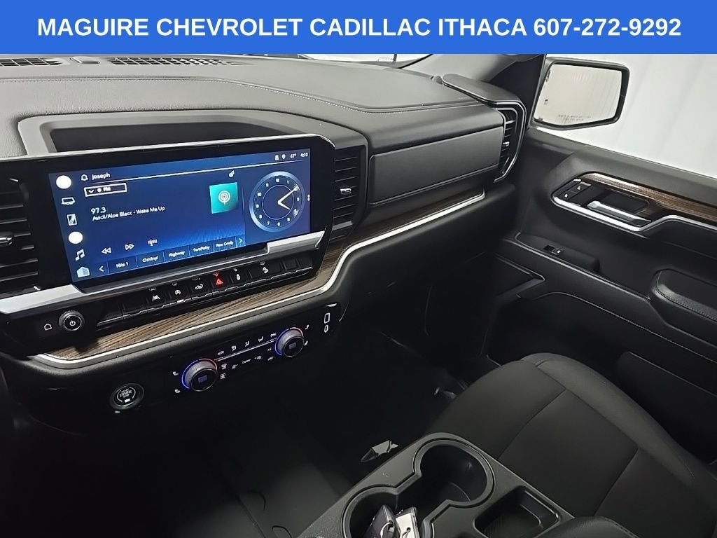 Used 2022 White Chevrolet RST image 25