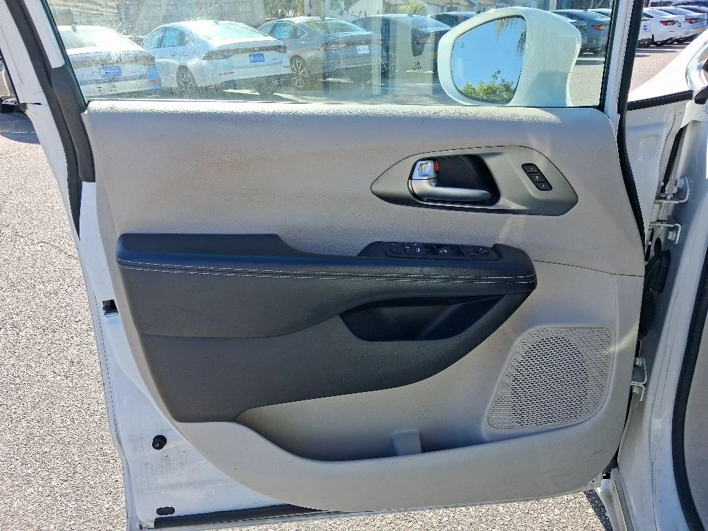 Used 2022 White Chrysler Touring L image 18