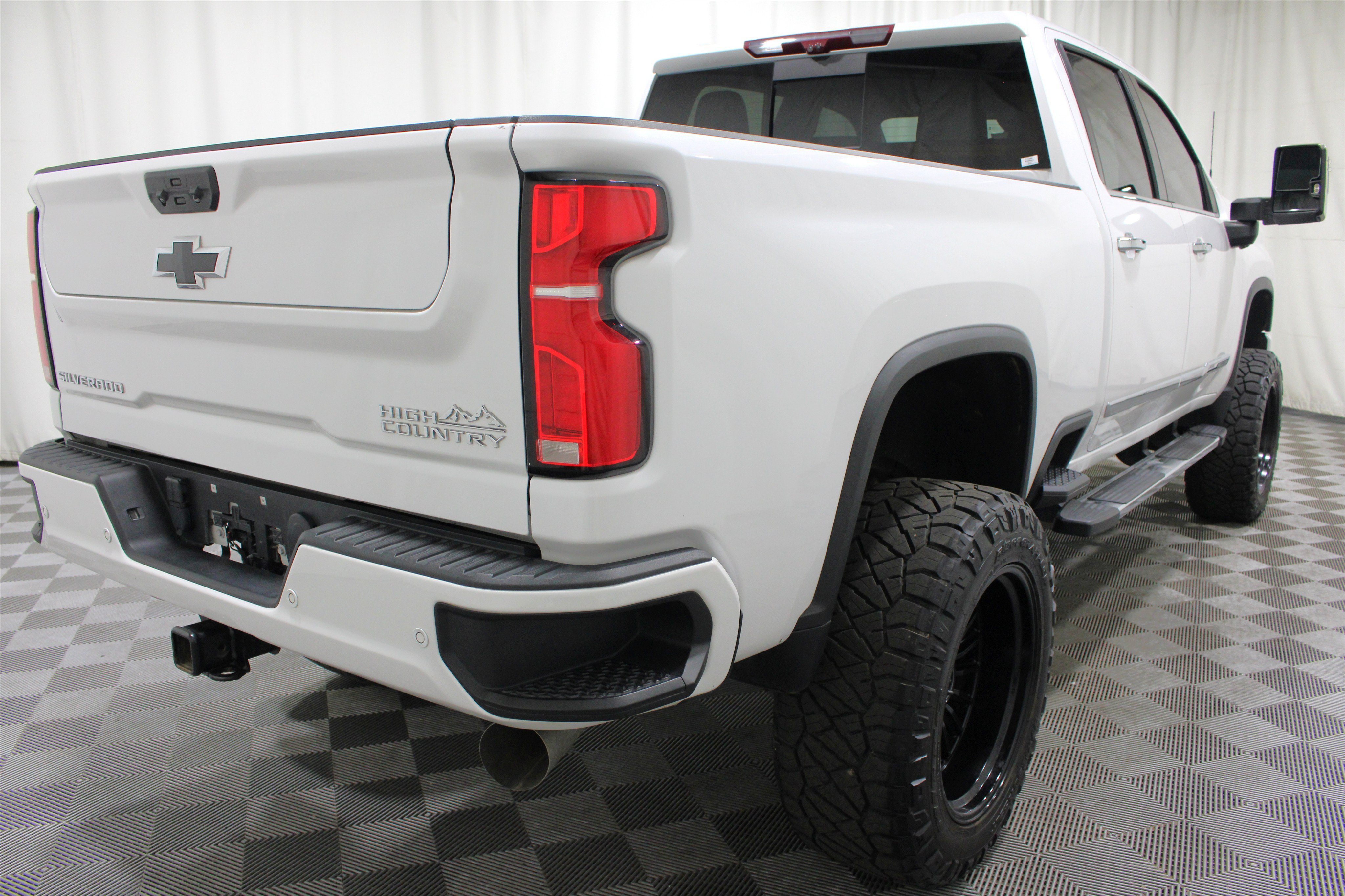 Used 2024 Iridescent Pearl Tricoat Chevrolet High Country image 35