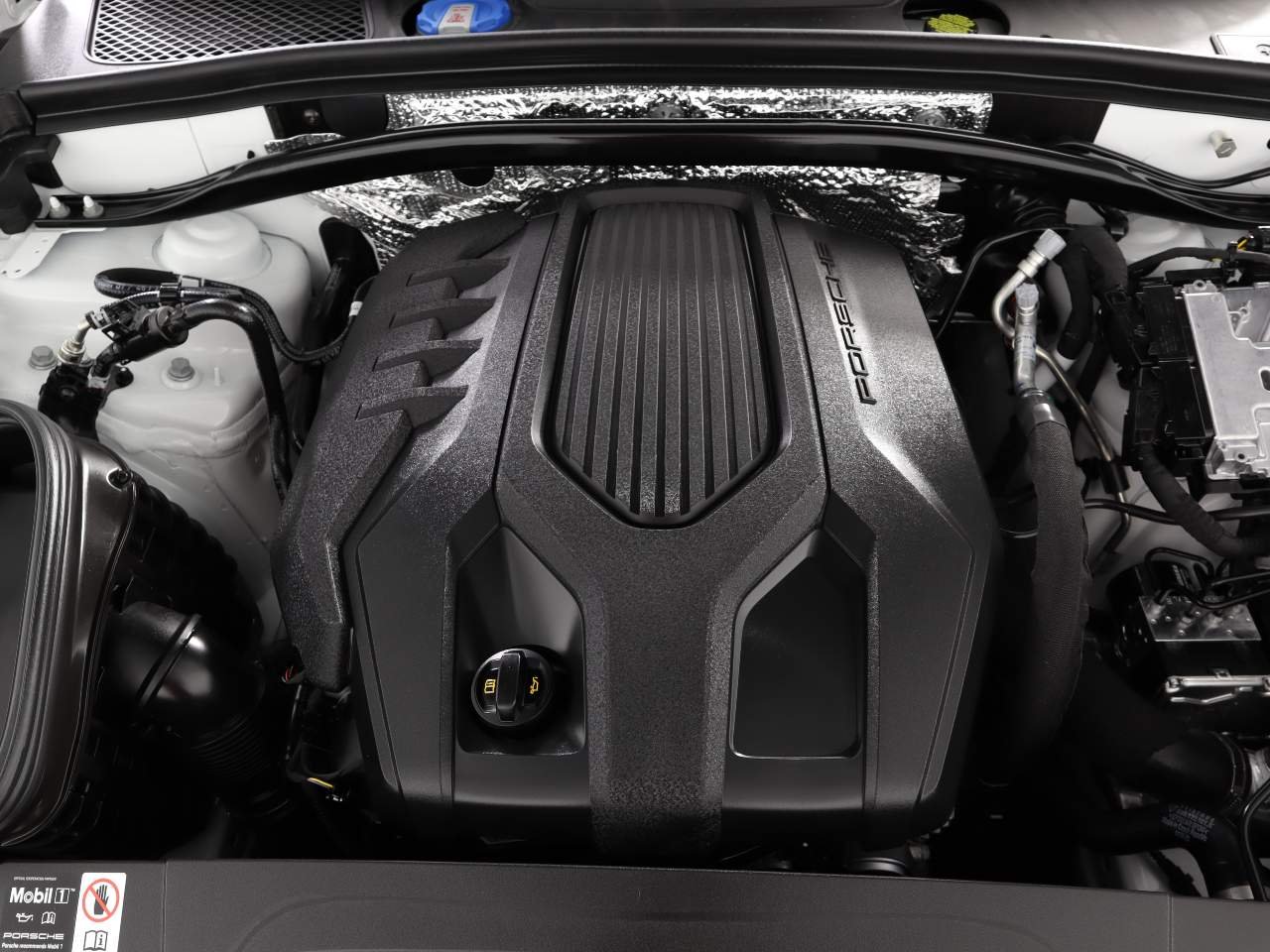 2025 Porsche Macan - Photo 24