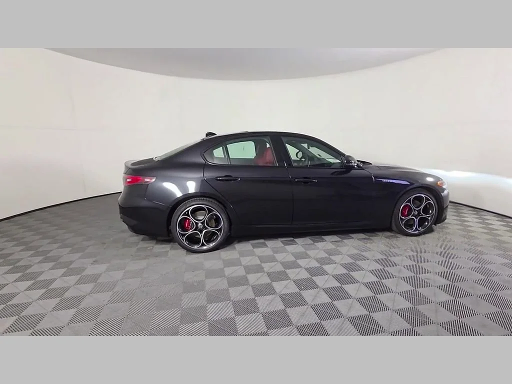 New 2026 Vulcano Black Metallic Alfa Romeo Base image 25