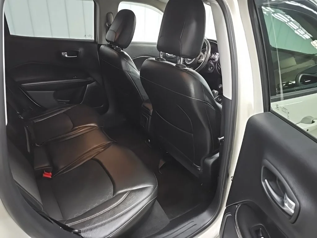 Used 2018 White Jeep Latitude image 17