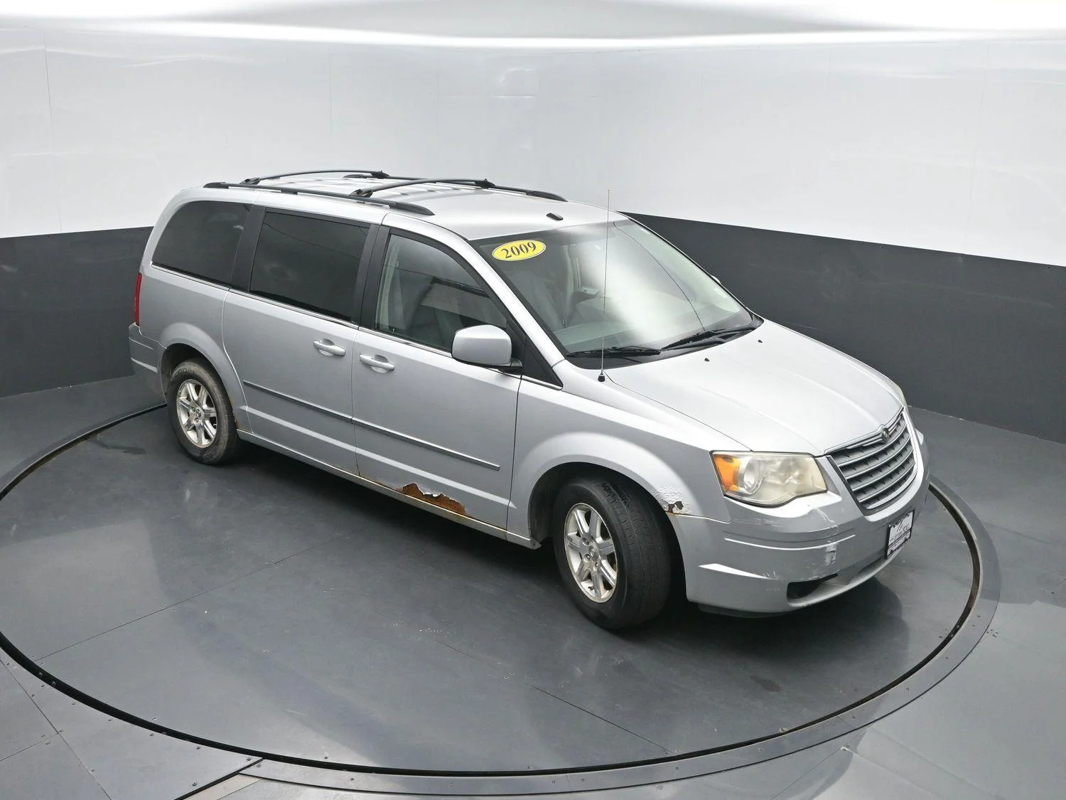 Used 2009 Bright Silver Metallic Chrysler Touring image 37