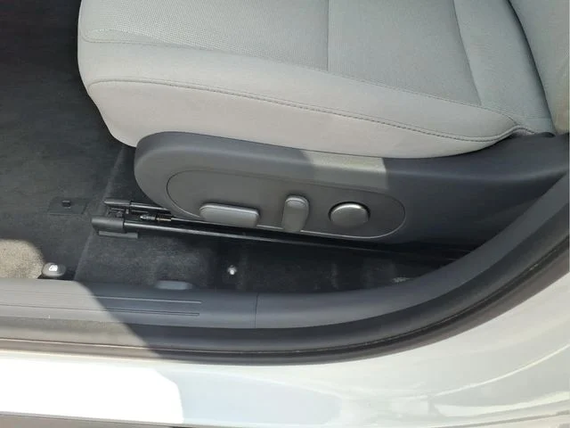 Used 2025 White Hyundai SEL image 16