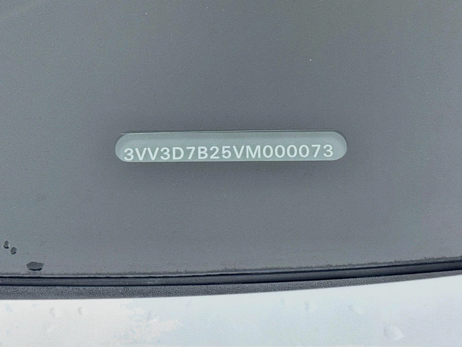 New 2027 Pure White w/Deep Black Roof Volkswagen SE Black image 31