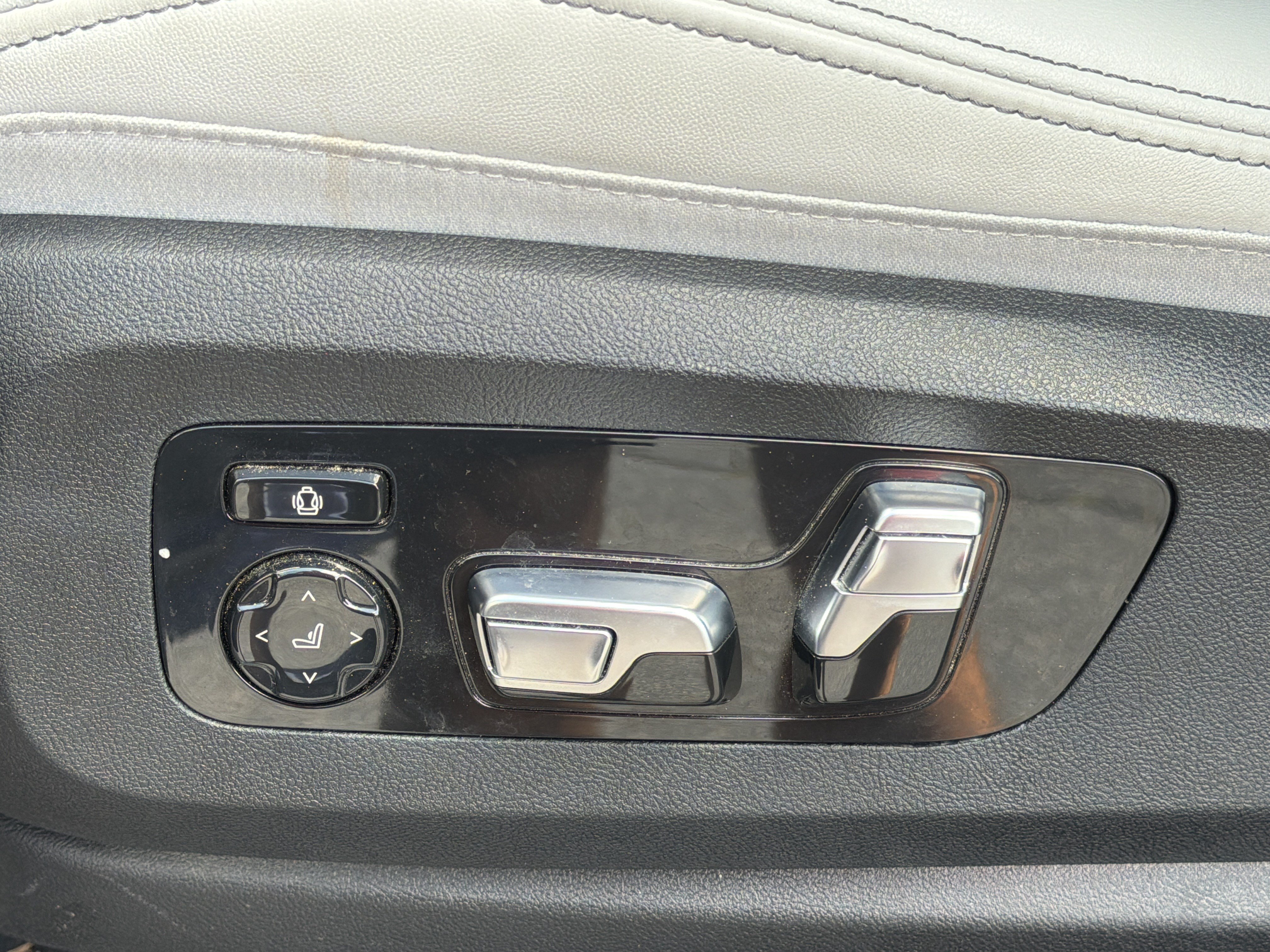 Certified Used 2025 Marina Bay Blue Metallic BMW M60i image 19