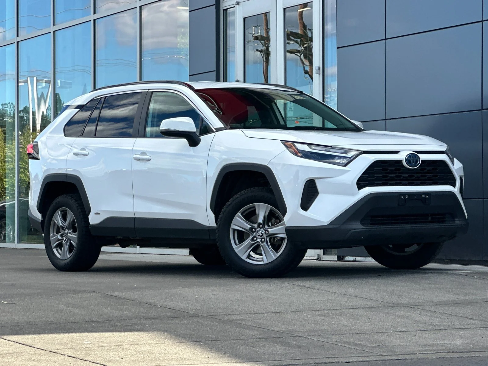 Used 2023 Ice Toyota LE image 2