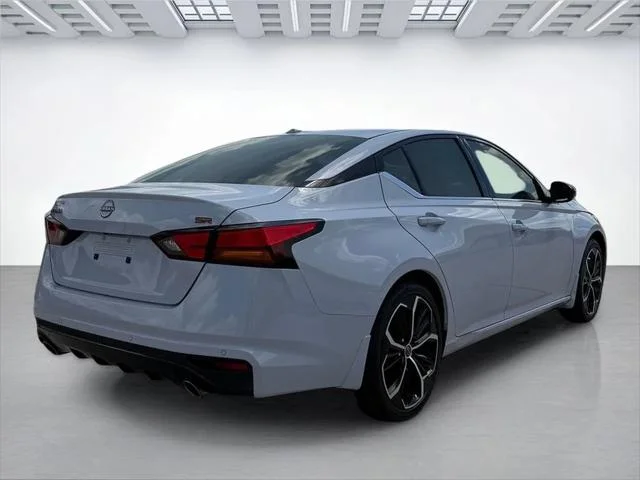 Used 2025 Gray Nissan SR image 3