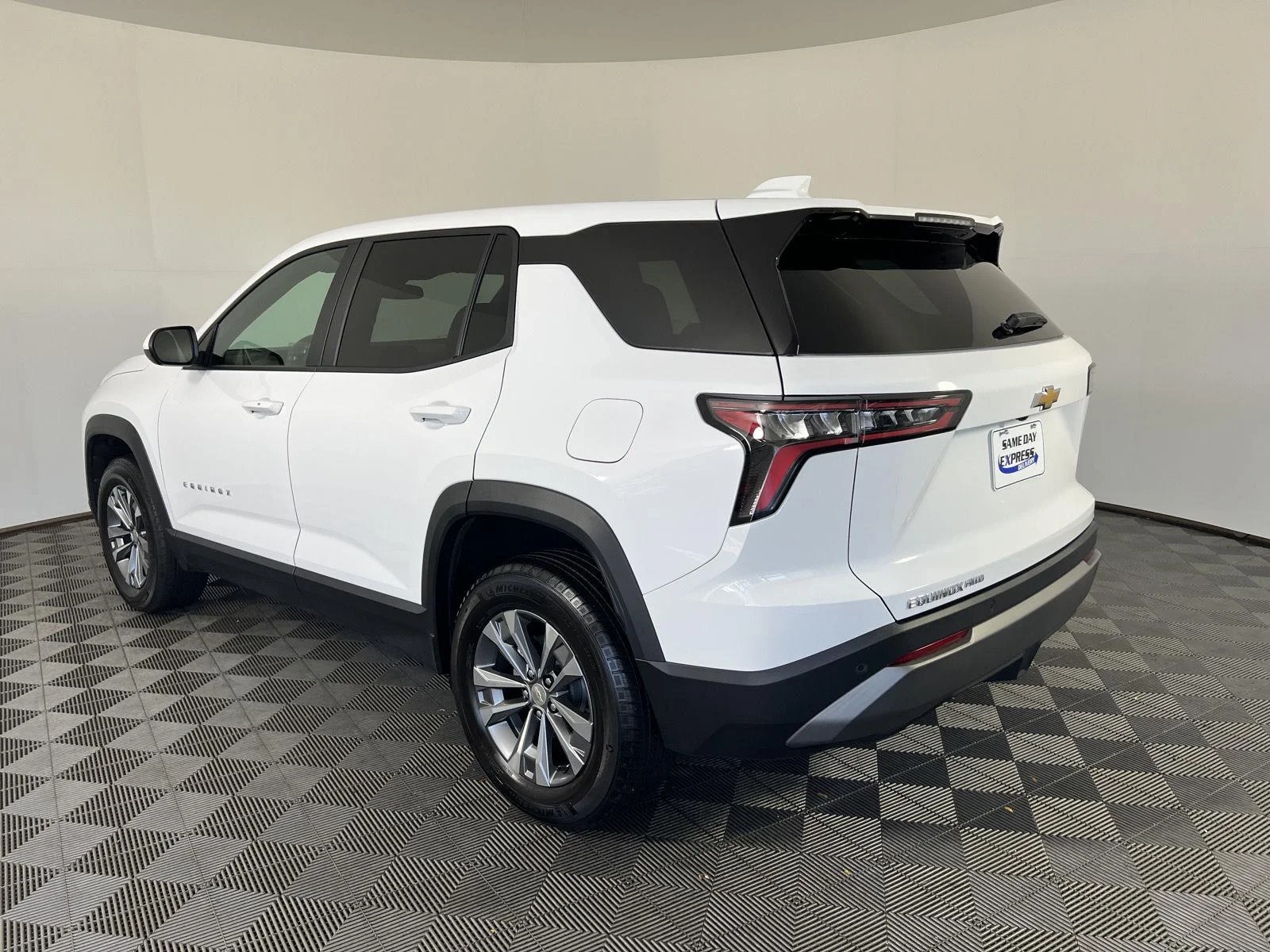 Used 2025 Summit White Chevrolet AWD LT image 25