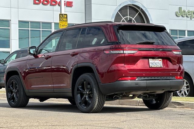 Used 2023 Red Jeep Altitude image 9
