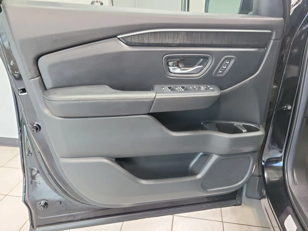 Used 2025 Black Honda Elite image 41
