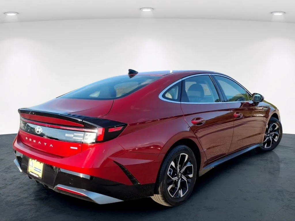 Used 2024 Red Hyundai SEL image 8