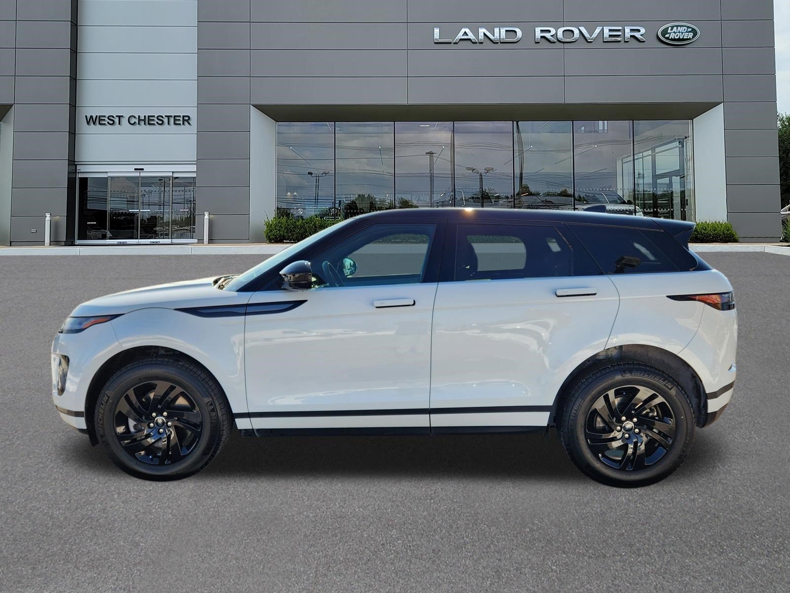 Certified Used 2026 Fuji White Land Rover S image 5