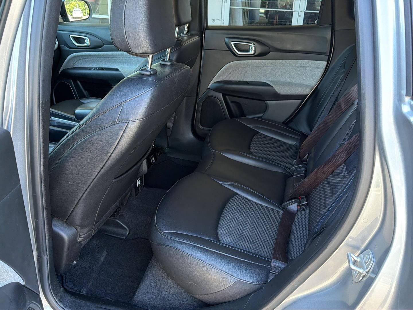 Used 2024  Jeep Latitude image 11
