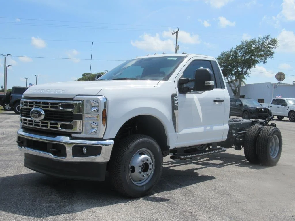 2024 Ford F-350 Super Duty Chassis Cab XL - Photo 3