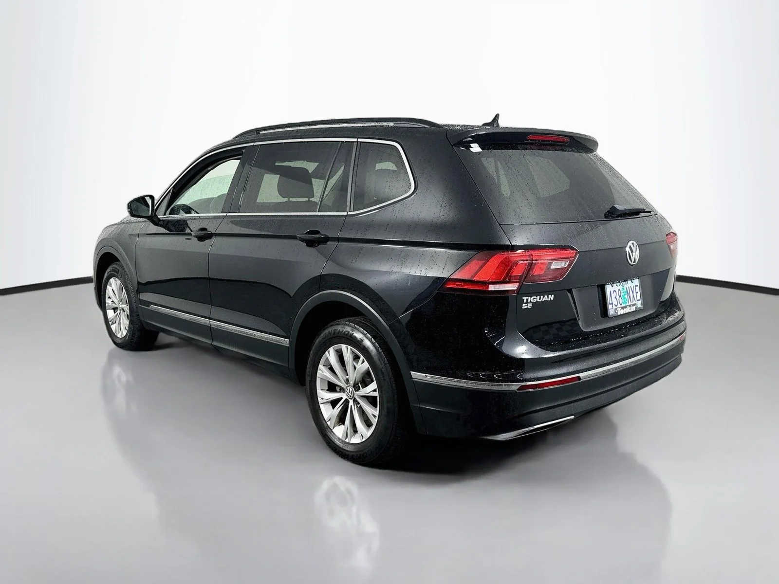 Used 2018 Deep Black Pearl Metallic Volkswagen 2.0T SE image 5