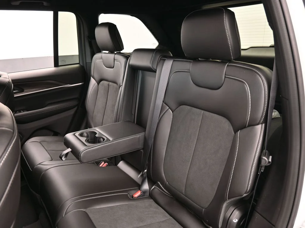 New 2026 Bright White Clear-Coat Exterior Paint Jeep Laredo image 28
