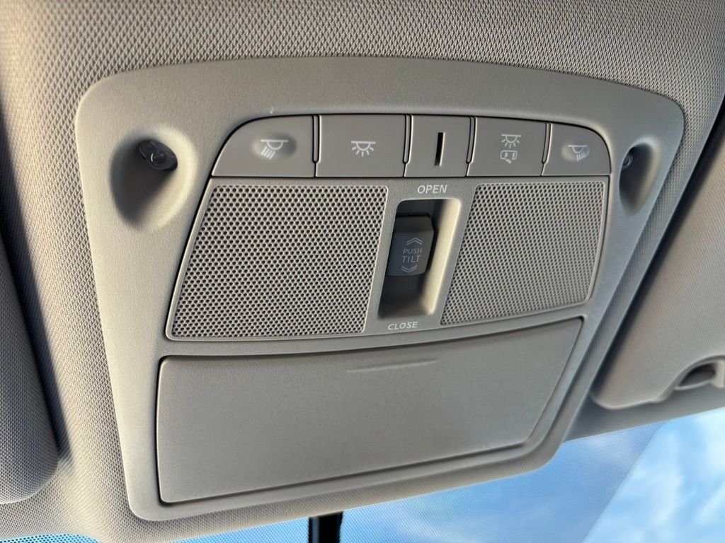 Used 2015 Brilliant Silver Nissan SL image 17
