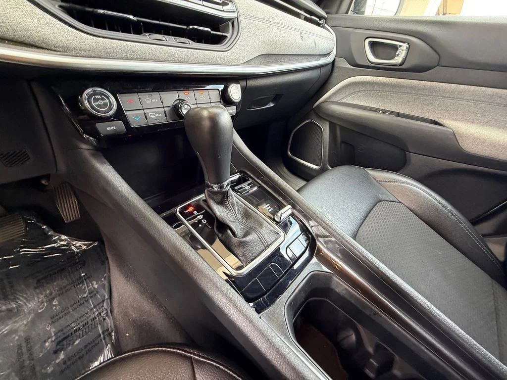 Used 2024 White Jeep Latitude image 22