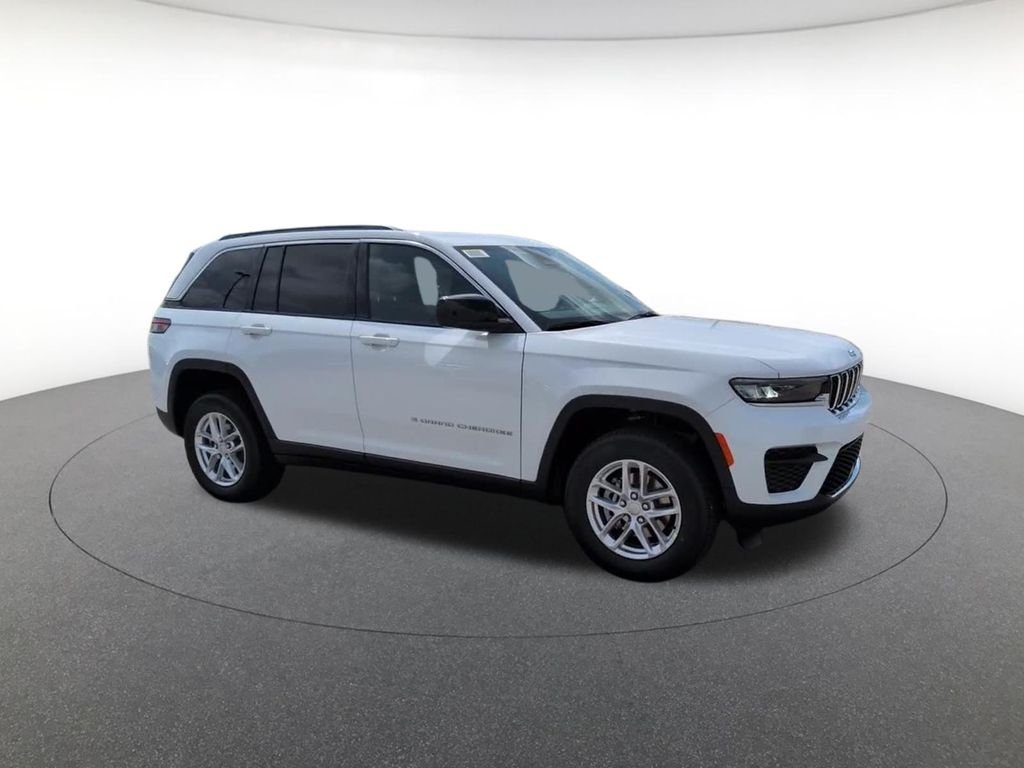 New 2026 Bright White Clear-Coat Exterior Paint Jeep Laredo X image 5